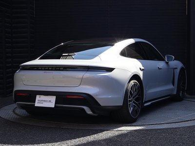 2025 Porsche TAYCAN photo 2