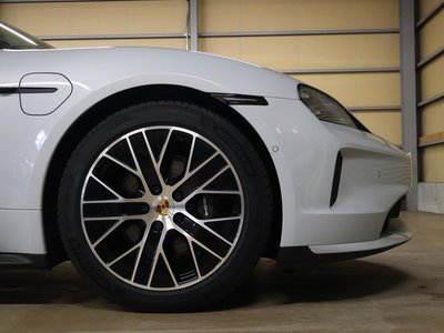 2025 Porsche TAYCAN photo 4