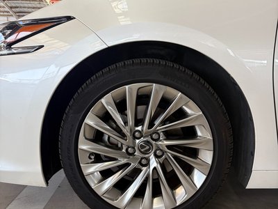 2019 Lexus ES — миниатюра 18