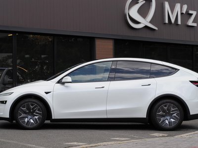 TESLA MODEL Y - 4