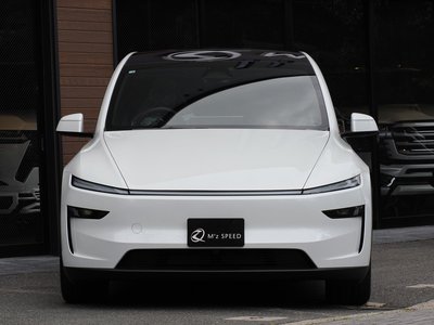 TESLA MODEL Y - 8