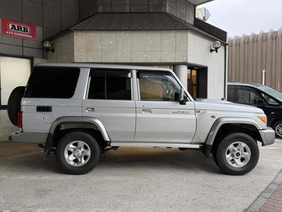 TOYOTA LAND CRUISER 70 - 2