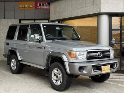 TOYOTA LAND CRUISER 70 - 1