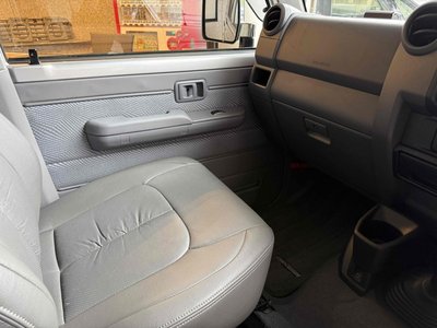 TOYOTA LAND CRUISER 70 - 8