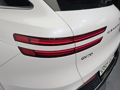 صورة 10 لـ 2024 Genesis GV70