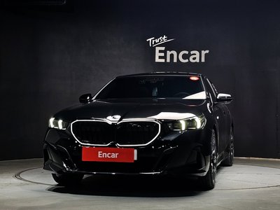 2025 BMW 5 SERIES 照片 2