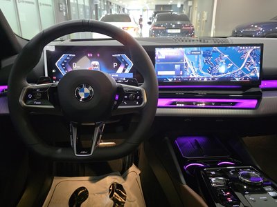 2025 BMW 5 SERIES — фото 5