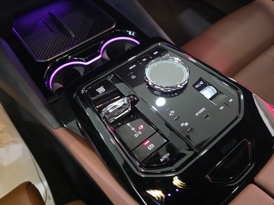 2025 BMW 5 SERIES — фото 9