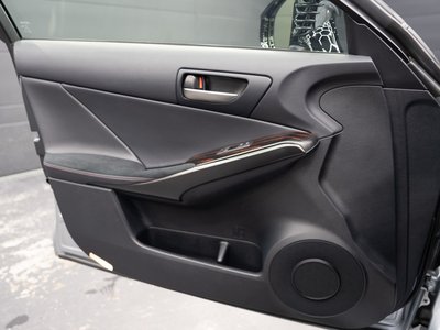 صورة مصغرة 42 لـ 2023 Lexus IS