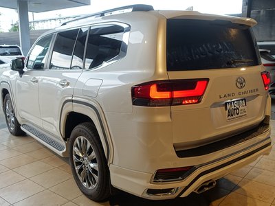 TOYOTA LAND CRUISER 300 - 7