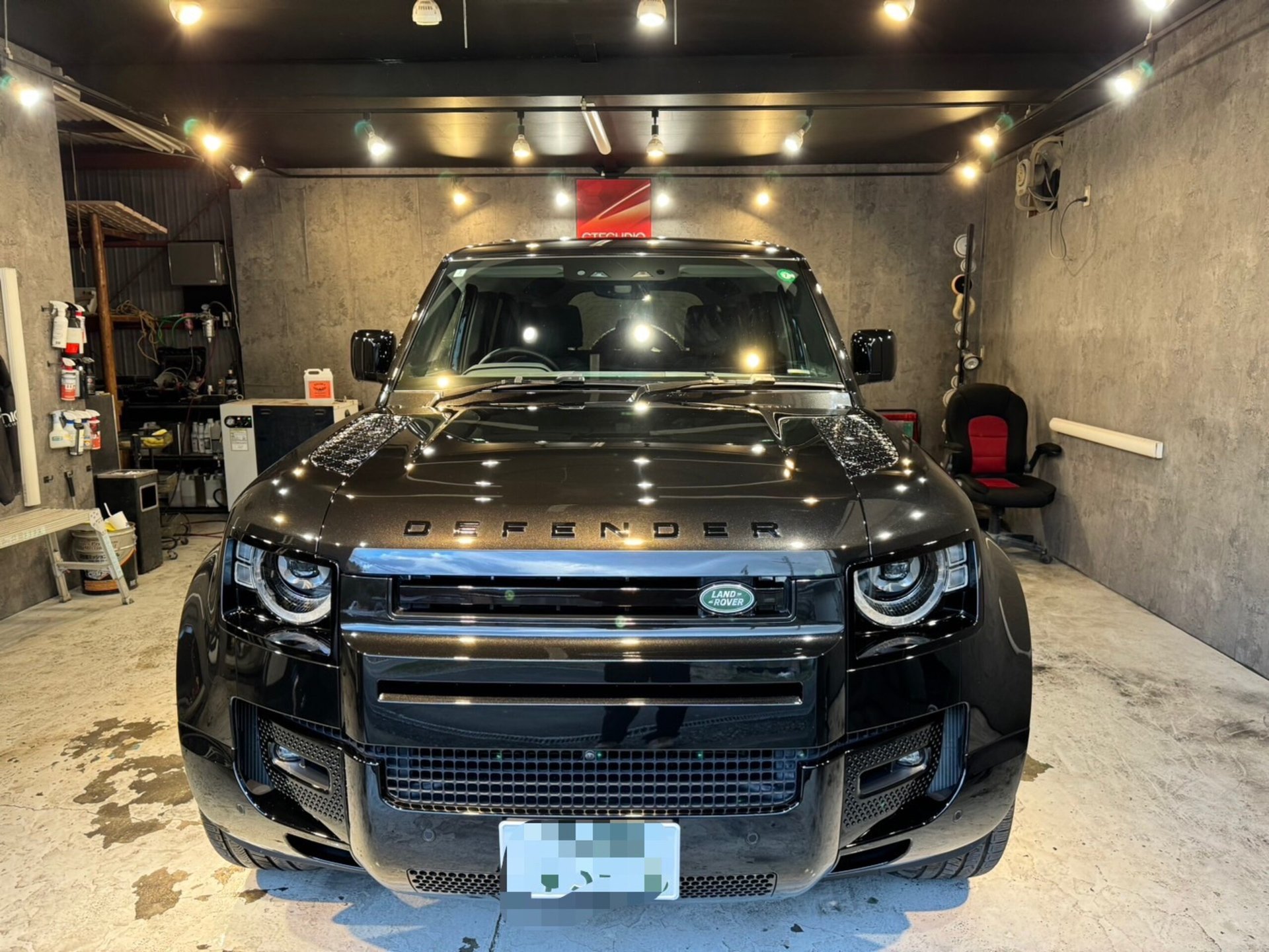 LAND ROVER DEFENDER - View 1