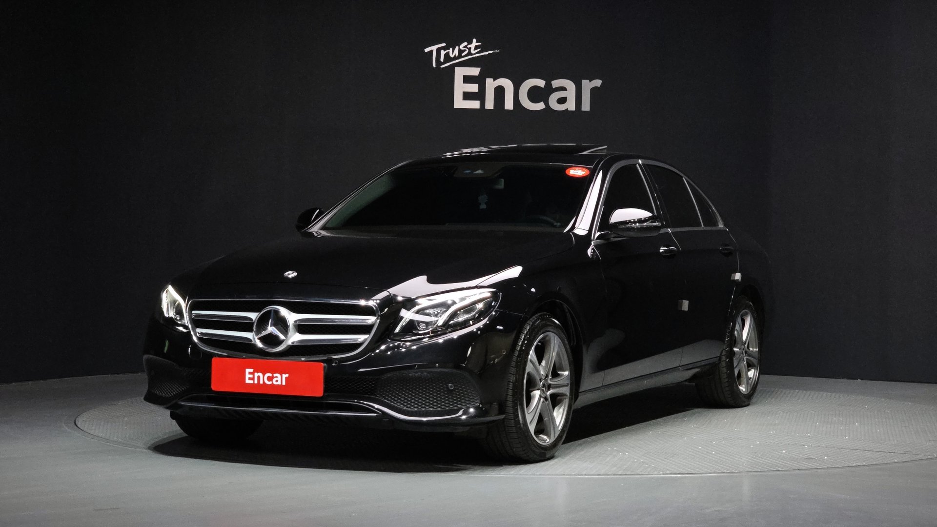 MERCEDES-BENZ E-CLASS - View 1