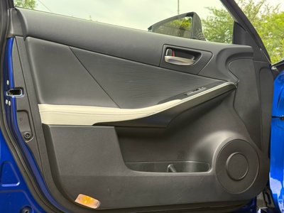 2022 Lexus IS — миниатюра 24