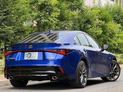 2022 Lexus IS — фото 3