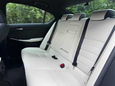 2022 Lexus IS — миниатюра 30