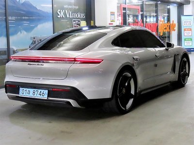 2024 Porsche TAYCAN photo 5