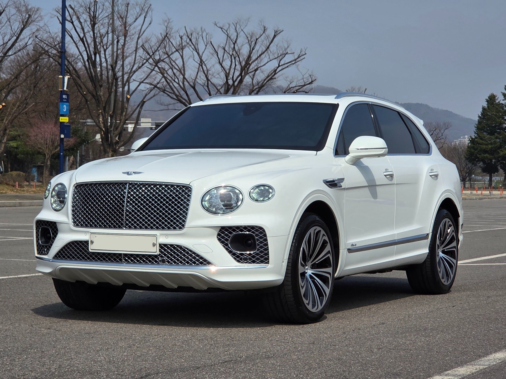 BENTLEY BENTAYGA - View 1