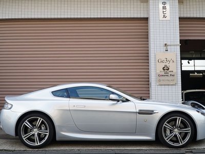 ASTON MARTIN V8 - 8