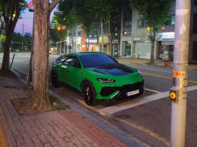 LAMBORGHINI URUS - 5