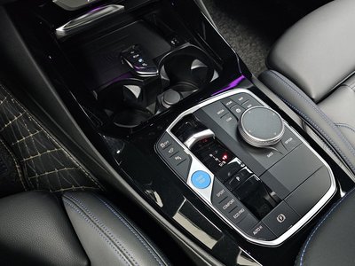 صورة 9 لـ 2024 BMW IX3