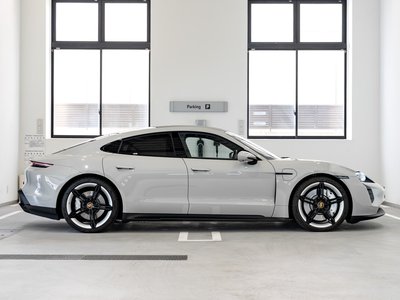 PORSCHE TAYCAN - 6