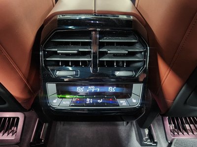2026 BMW IX — миниатюра 17
