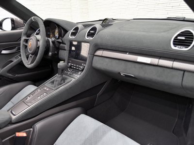 PORSCHE 718 SPYDER - 10