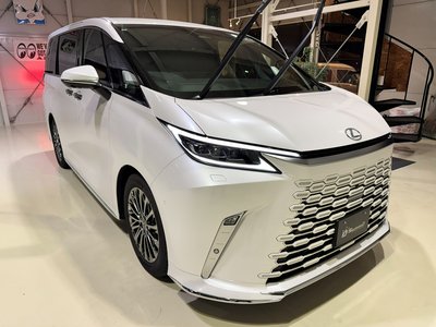 LEXUS LM - 1