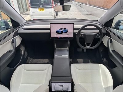 TESLA MODEL Y - 4