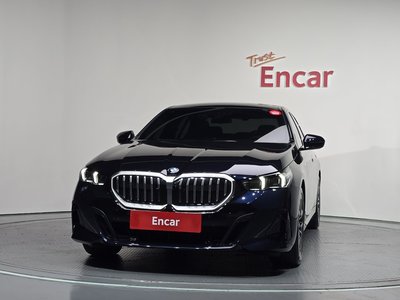 2025 BMW 5 SERIES 照片 2