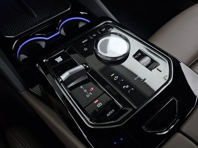 2025 BMW 5 SERIES 照片 9