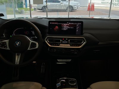 صورة 4 لـ 2025 BMW IX3