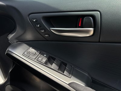 صورة مصغرة 41 لـ 2023 Lexus IS