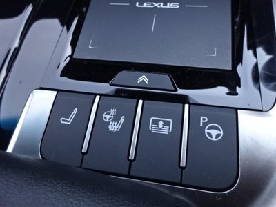 2022 Lexus LS — миниатюра 17