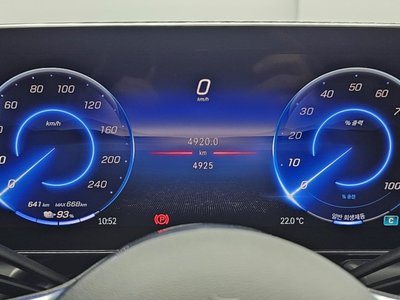 MERCEDES-BENZ EQE - 8