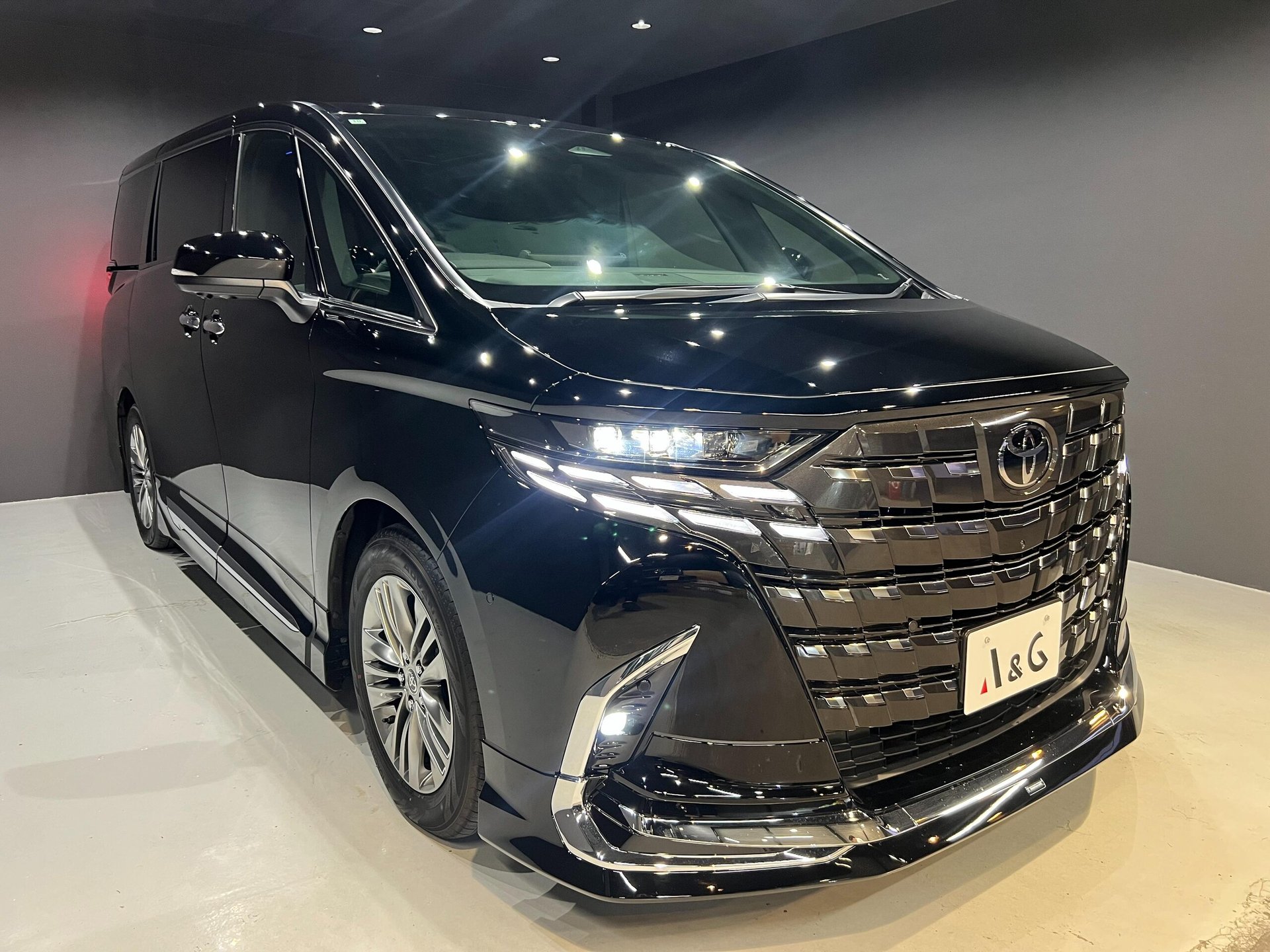 TOYOTA ALPHARD - View 1