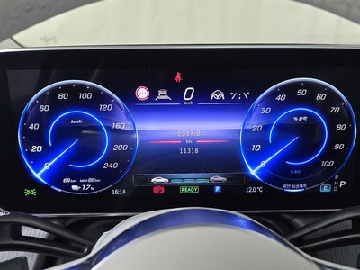 MERCEDES-BENZ EQE - 8