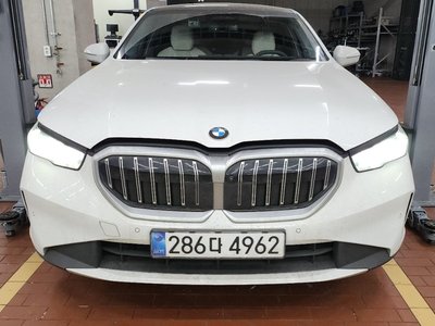 BMW 5 SERIES - 1