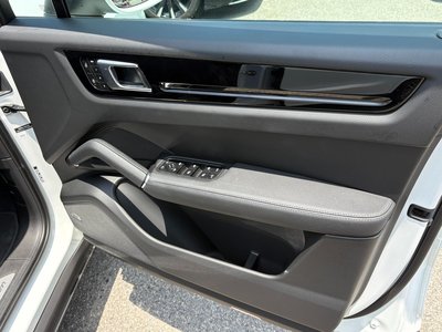 صورة 5 لـ 2022 Porsche CAYENNE