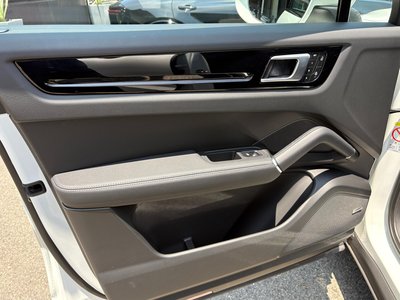 صورة مصغرة 57 لـ 2022 Porsche CAYENNE