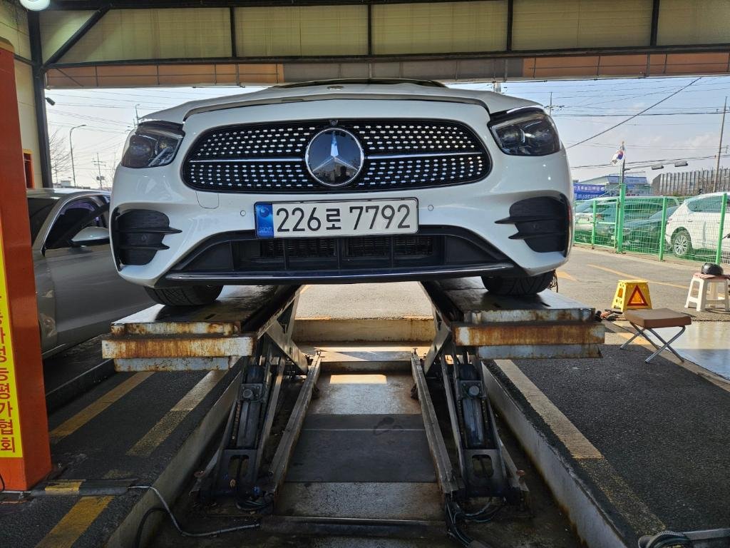 MERCEDES-BENZ E-CLASS - View 1