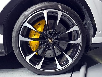 LAMBORGHINI URUS - 6