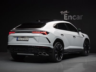 LAMBORGHINI URUS - 4