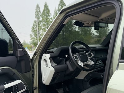 LAND ROVER DEFENDER - 7