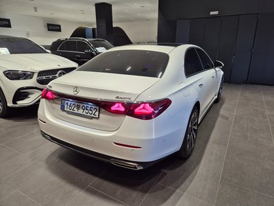 MERCEDES-BENZ E-CLASS - 4