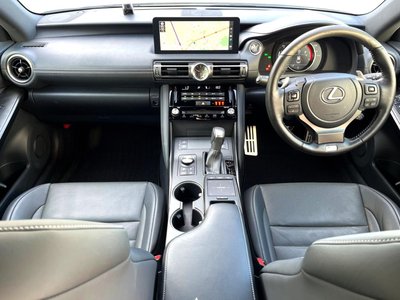 2021 Lexus IS photo 2