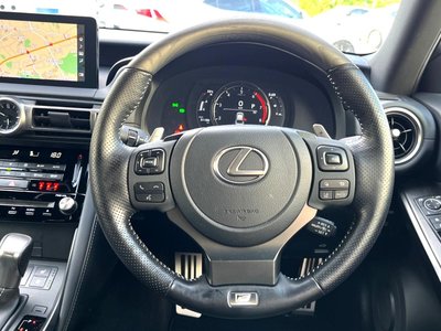 2021 Lexus IS — миниатюра 12