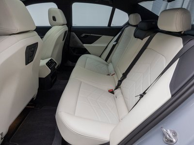 صورة مصغرة 11 لـ 2026 BMW 5 SERIES
