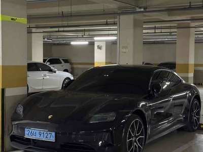 PORSCHE TAYCAN - 1