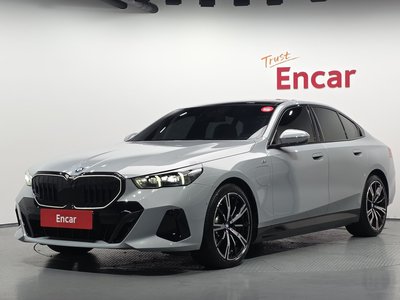 2025 BMW 5 SERIES photo 1
